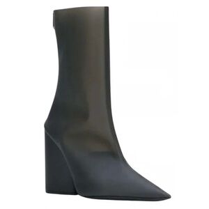 YEEZY
Leather ankle boots